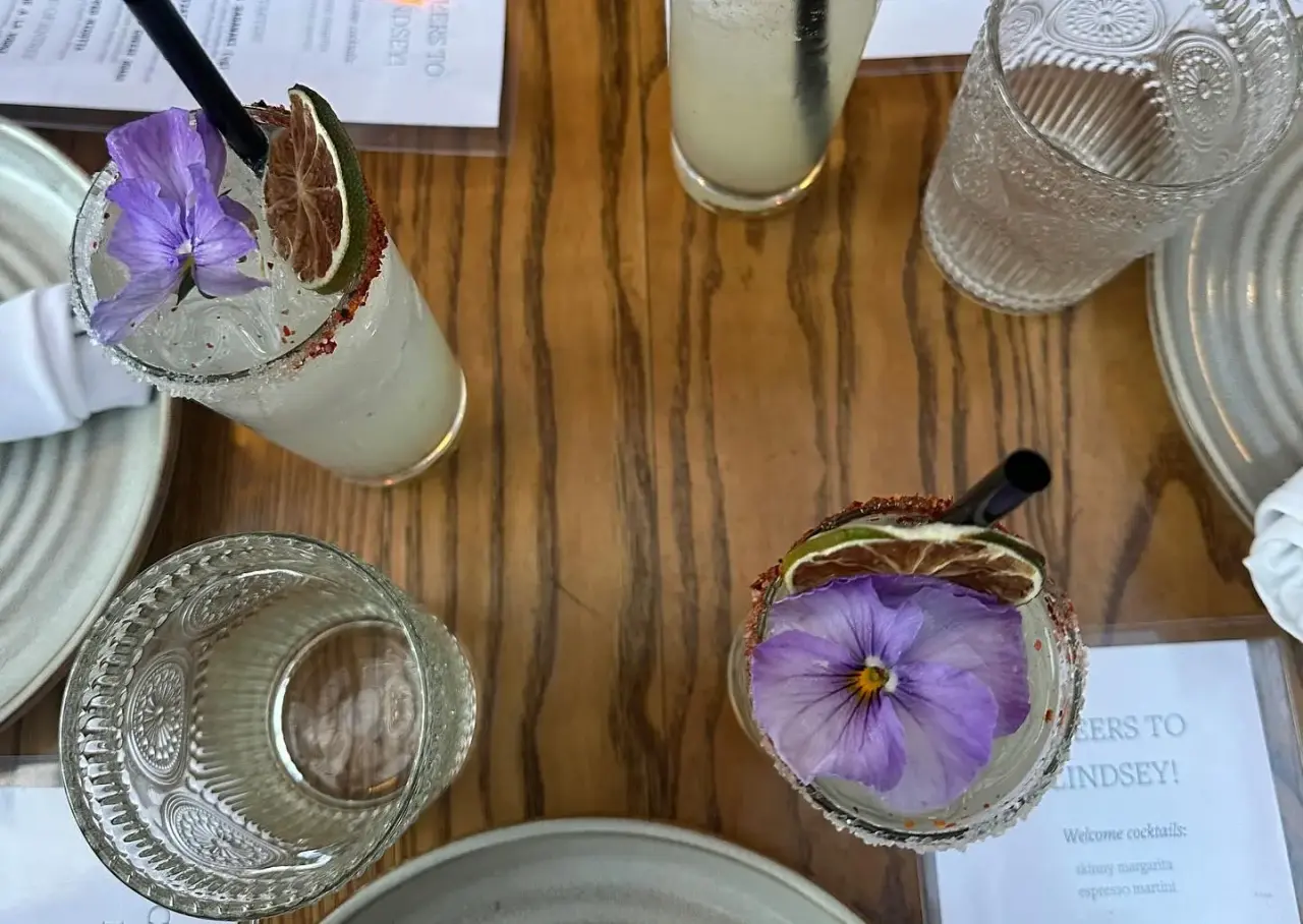 Cocktails with edible flowers and a personalized menu